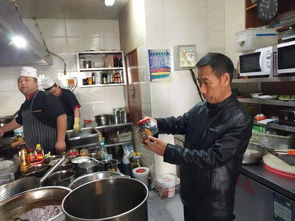 規(guī)范餐飲服務(wù)助推首府三城同創(chuàng)——市區(qū)兩級(jí)市場(chǎng)監(jiān)管局聯(lián)合檢查回民區(qū)餐飲單位